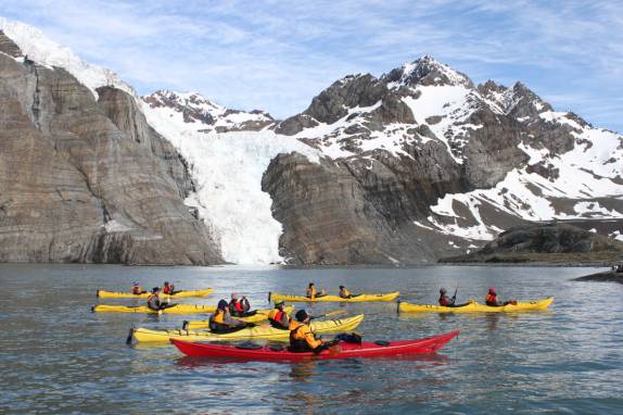 Nosso grupo rema no magnífico cenário de Gold Harbour, na Geórgia do Sul